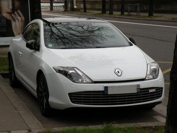  avant d'un coupé Laguna